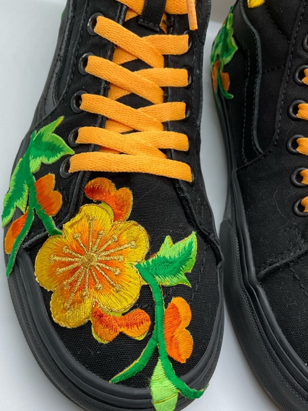 CUSTOM Vans SK8 Hi-Tops in black with beautiful embroidered flowers women’s 9.5 - Picture 4 of 8